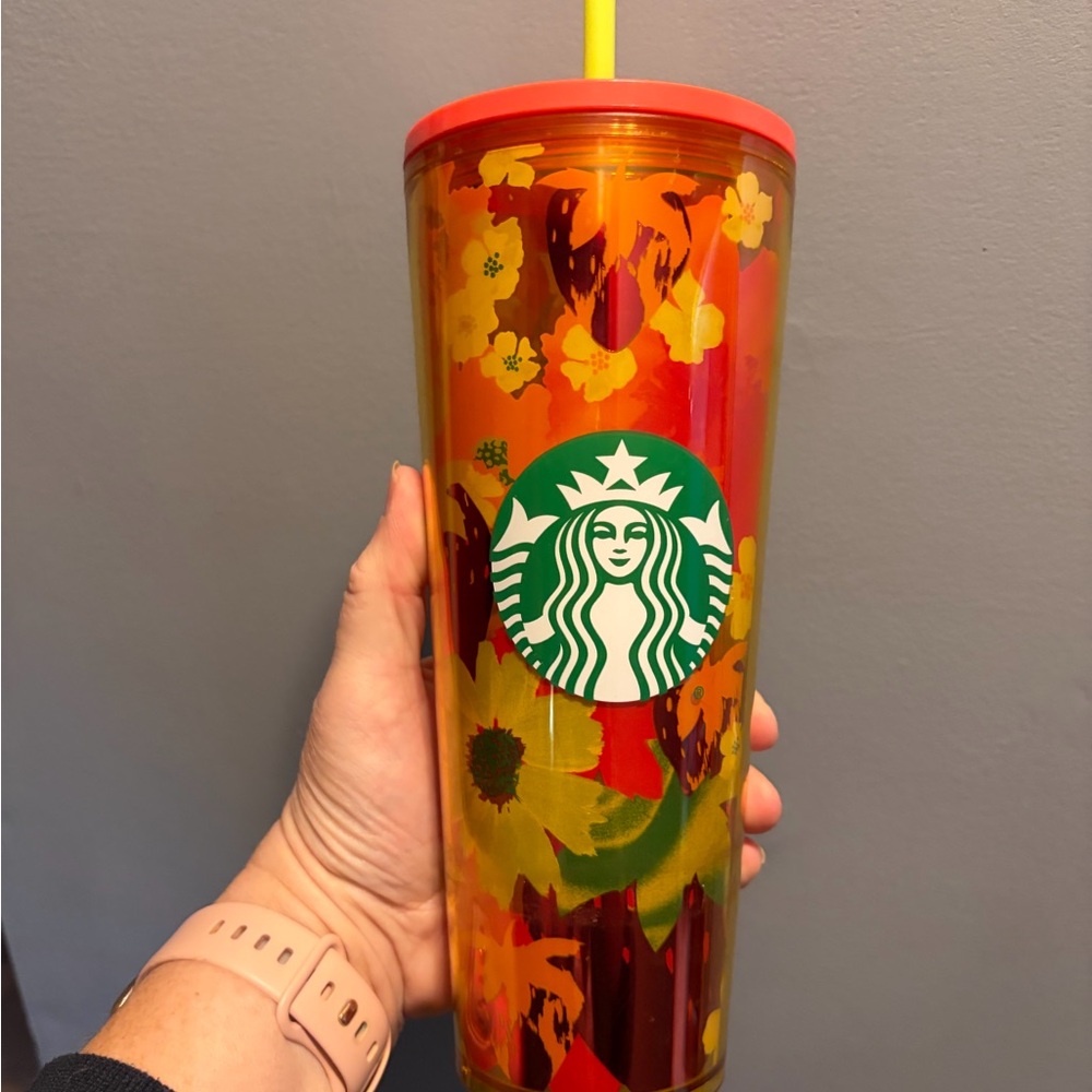 Starbucks Strawberry & Flowers Venti 24 oz Travel Cold Cup Summer 2022 W/straw.